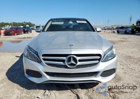 2015 Mercedes-Benz C 300 4Matic z USA, uszkodzony, nr VIN 55SWF4KB8FU022903